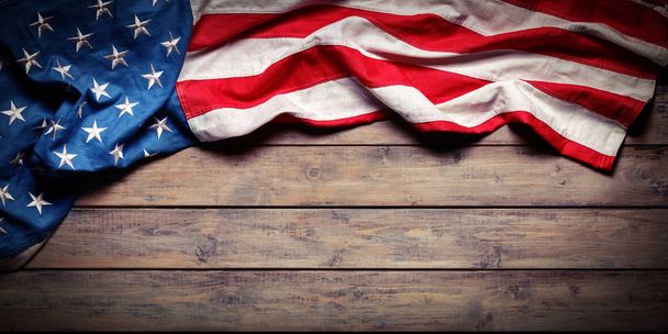 Αμερικανική σημαία στο ξύλινο τραπέζι - Grunge υφές - Φωτογραφία, εικόνα