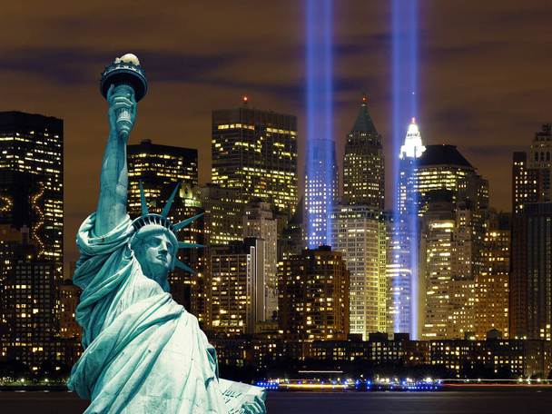 Manhattan emite luz y La Estatua de la Libertad en la Noche, Ciudad de Nueva York
 - Foto, imagen