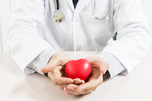 Médecin avec stéthoscope tenant le cœur rouge
 - Photo, image