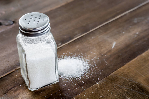 Salz im Holztisch - Foto, Bild