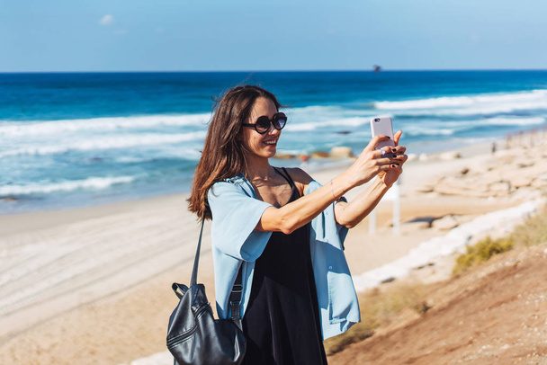 Young woman take a photo on smartphone - Фото, зображення