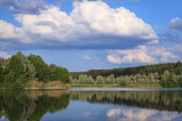 Lago Baggersee en Baviera al atardecer de un día de verano con el estallido de un cielo azul
 - Foto, Imagen