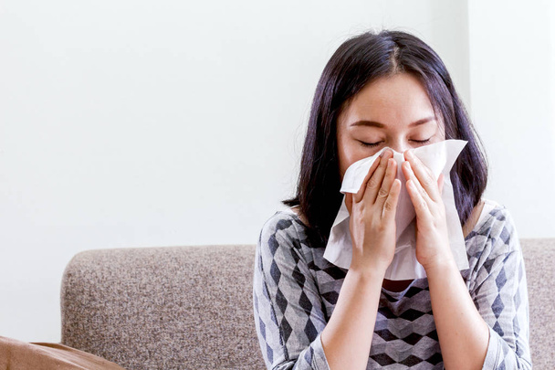 Хвора жінка дме носом з тканинами
 - Фото, зображення