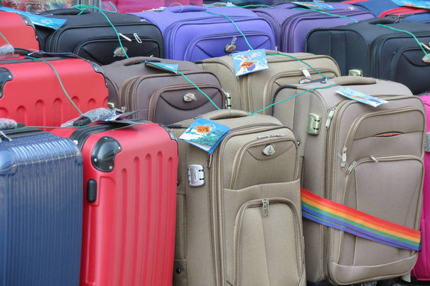 Graz, Rakousko - cca červenec 2015: kufry a tašky na prodej na místním trhu - Fotografie, Obrázek