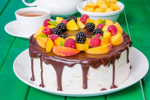 Vanille-Mousse-Kuchen mit Pfirsichen und Schokoglasur - Foto, Bild