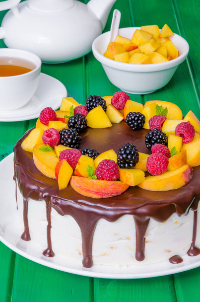 Μους βανίλια κέικ με ροδάκινα και γλάσο σοκολάτας - Φωτογραφία, εικόνα
