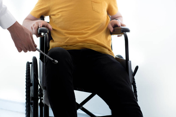 Hombre mayor discapacitado prueba de reflejo de rodilla (2
) - Foto, imagen