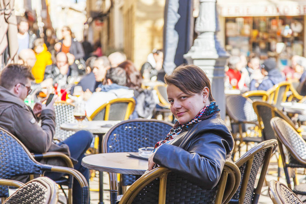 Aix-en-Provence, FRANCIA, 8 de marzo de 2018. La gente descansa y come en un pintoresco café callejero en una parte histórica de la ciudad
.  - Foto, imagen