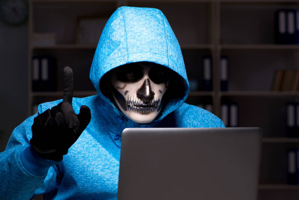 Assustador hacker hacking firewall de segurança no final do escritório - Foto, Imagem