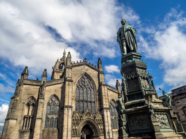Catedral de San Giles, más propiamente llamada el Alto Kirk de Edimburgo, es el principal lugar de culto de la Iglesia de Escocia en Edimburgo
 - Foto, Imagen