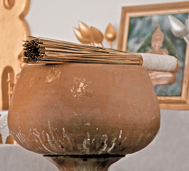 El Alms-bowl con agua bendita
 - Foto, Imagen