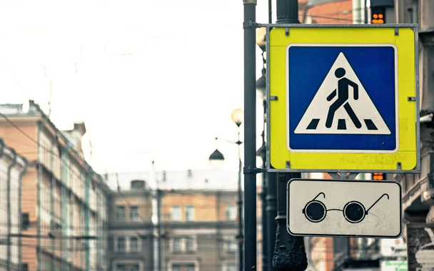 drogi lub ulicy znak znak przejście dla pieszych i przejścia dla osób niewidomych na ulicy miasta - Zdjęcie, obraz