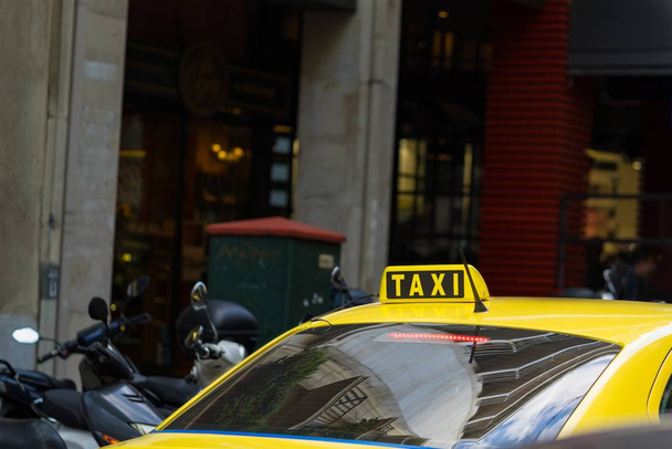 fragmento de um carro amarelo do táxi com o sinal ou com um símbolo closeup
 - Foto, Imagem