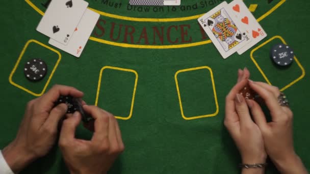 Blackjack, kaarten weddenschappen Chips speler handen op dek de tafel, sloeg Me gebaar, bovenaanzicht - Video