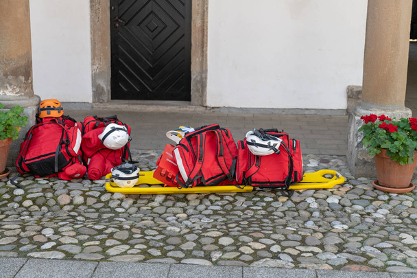 Equipo de rescate paramédico y mochila de primeros auxilios
 - Foto, Imagen