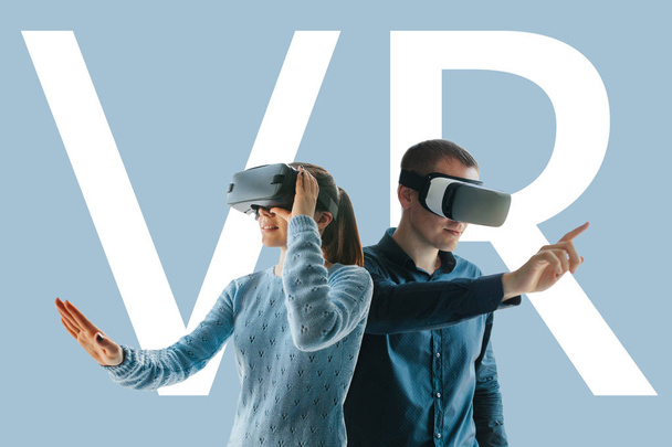 Bir genç adam ve genç bir kadın gözlük sanal gerçeklik. Modern teknolojiler ve geleceğin teknolojileri kavramı. VR gözlük - Fotoğraf, Görsel