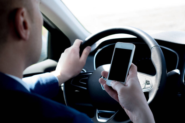  Používání mobilního telefonu v autě  - Fotografie, Obrázek