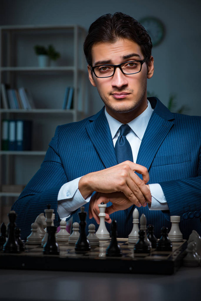 Biznesmen grający w szachy w koncepcji strategii - Zdjęcie, obraz