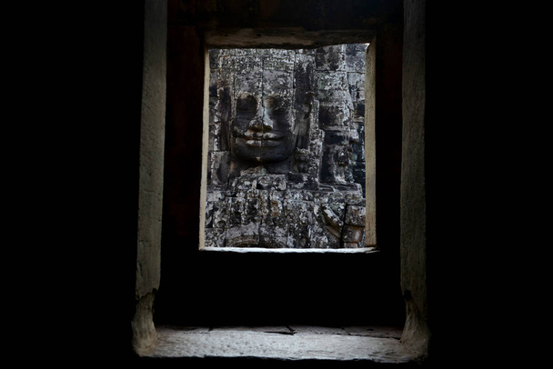 Steinwand am Bajontempel die Tempelruinen von angkor thom in der Tempelstadt angkor in der Nähe der Stadt siem im Westen Kambodschas.  - Foto, Bild