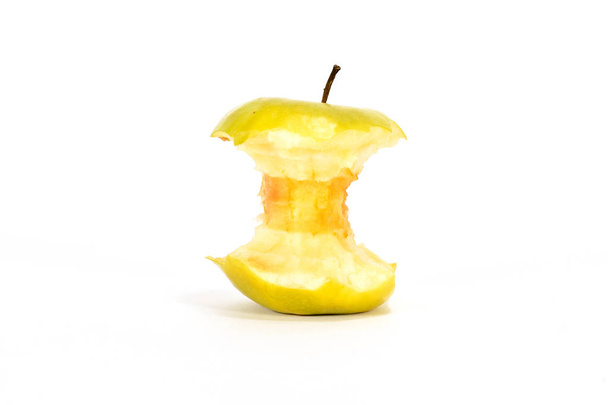 Пень зеленого яблока, съеденного человеком (изолирован на белом
) - Фото, изображение