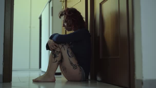 πορτρέτο της κακοποιήθηκε απελπισμένη γυναίκα κλάμα κάθονται στο πάτωμα - Πλάνα, βίντεο