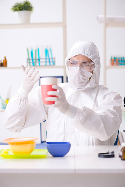 Chemik kontrolu a testování plastové nádobí - Fotografie, Obrázek