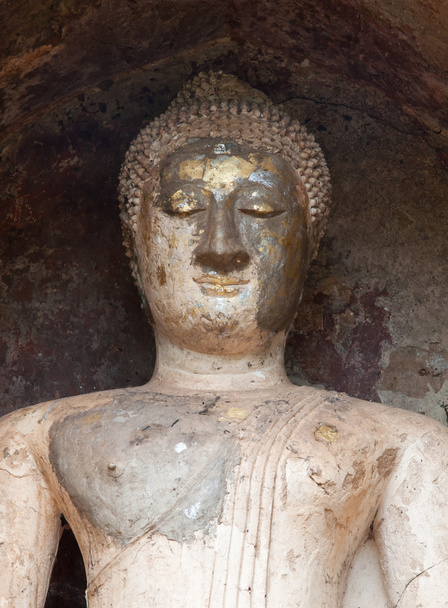The old buddha statue in Sukhothai historical park, - Foto, afbeelding