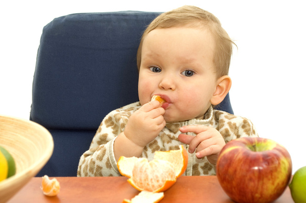 Ηλεκτρονικός αποσυμφορητής μύτης Baby τρώνε φρούτα - Φωτογραφία, εικόνα