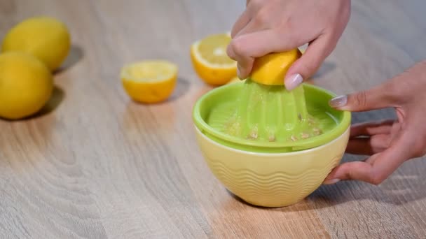Сожмите свежий лимонный сок в миску
. - Кадры, видео