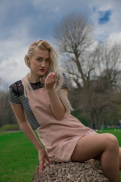 blonde girl in the park - Foto, Imagen