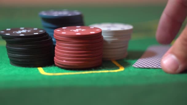 İki as kapat, oyuncu el, bir yığın yongaları Casino masada Poker kartları - Video, Çekim