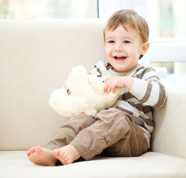 Portrait of a little boy with his teddy bear - Foto, Imagen