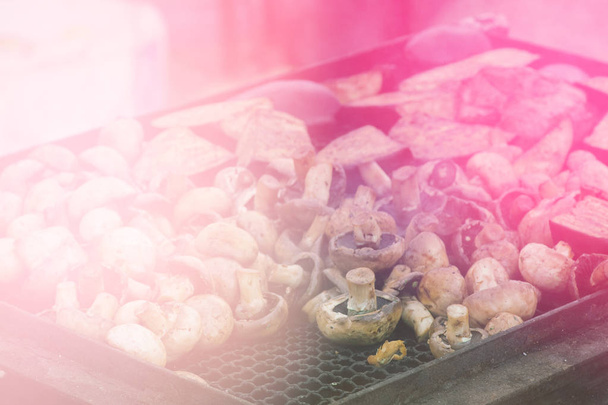 Ruoanlaitto sieniä grilli ravintolassa Kevyt väritys
 - Valokuva, kuva
