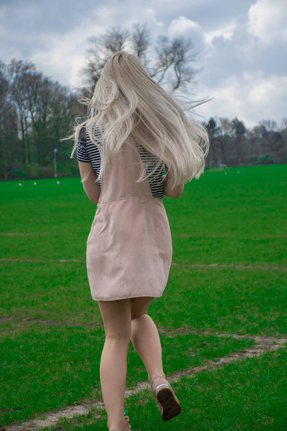 blonde girl in the park - Foto, immagini