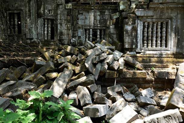 A Tempel romok a Beng Mealea 32 Km-re északra Angkor-templom városa közelében a város Siem Reap a kambodzsai nyugaton ablak. - Fotó, kép