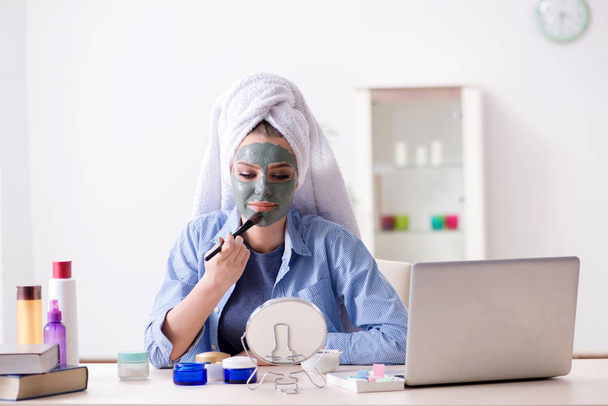 Beauty blogger stosowania maski i zamieszczanie na blogu internetowym - Zdjęcie, obraz