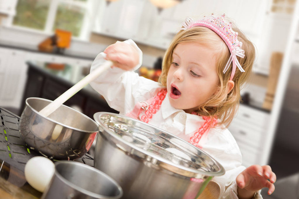 Roztomilá holčička hraje Cook s hrnci a pánvemi v kuchyni. - Fotografie, Obrázek