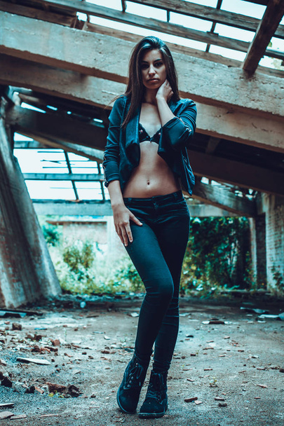 Urban fashionable young woman standing outdoors - Fotoğraf, Görsel