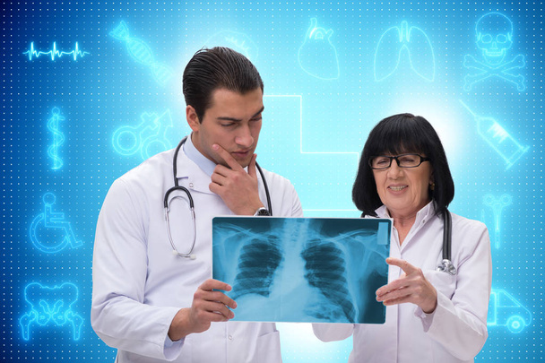Dos doctores discutiendo imagen de rayos X en concepto de telemedicina - Foto, imagen