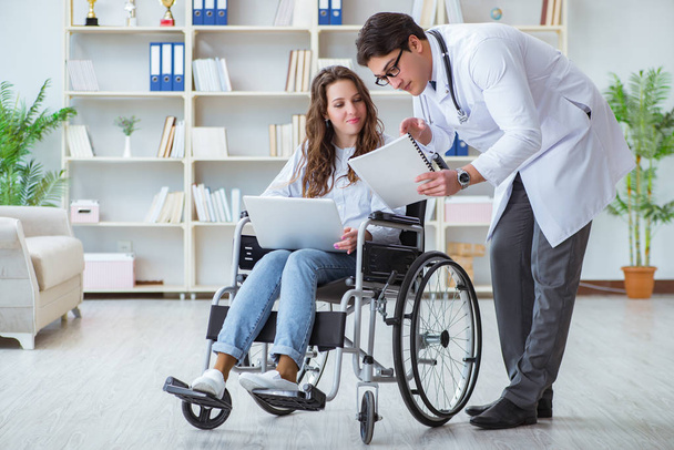 Paciente discapacitado en silla de ruedas que visita al médico para control regular - Foto, Imagen