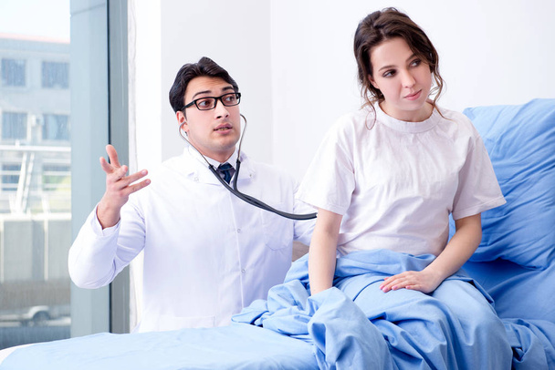 Orvos látogató beteg kórházi szobában - Fotó, kép