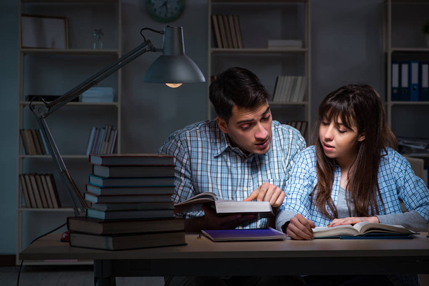 Dos estudiantes estudiando hasta tarde en la noche - Foto, Imagen
