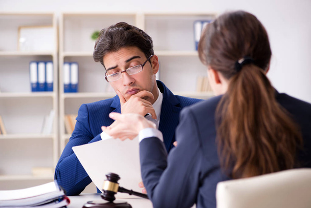 Právník mluví se svým klientem v kanceláři - Fotografie, Obrázek
