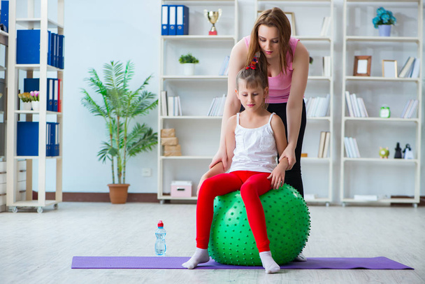 Chica y madre haciendo ejercicio en casa - Foto, imagen