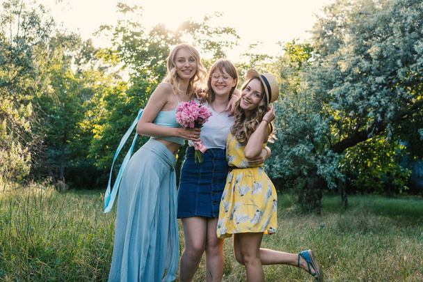 Três de meninas amigas ao ar livre no parque ou na floresta
 - Foto, Imagem