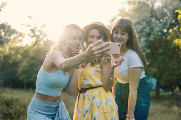 お友達の女の子のグループが selfie の写真を撮る - 写真・画像