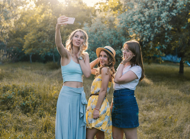 お友達の女の子のグループが selfie の写真を撮る - 写真・画像