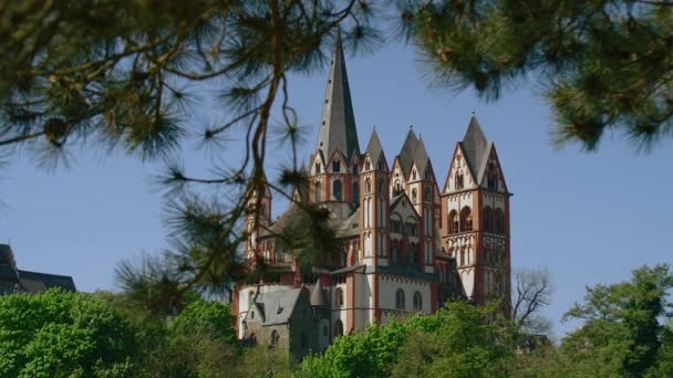 Ο καθολικός καθεδρικός ναός της Λιμβουργίας είναι υψηλή τοποθεσία πάνω σε ένα βράχο πάνω από το πλάνο παρακολούθησης ποταμού, Limburg, Γερμανία, Ιον 2017, Lahn - Πλάνα, βίντεο