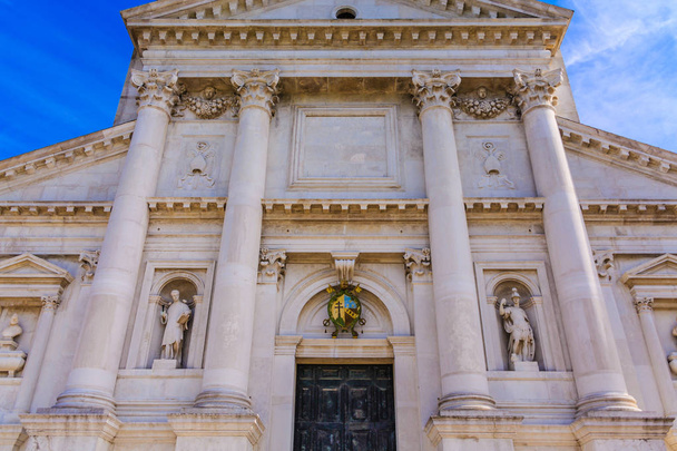 Egy ősi címer felett Velence templom ajtó - Fotó, kép