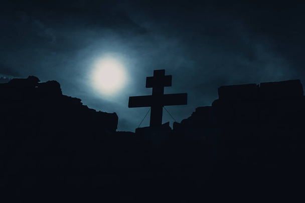 Fotografie křížové silueta na vrcholu skalnaté hory  - Fotografie, Obrázek
